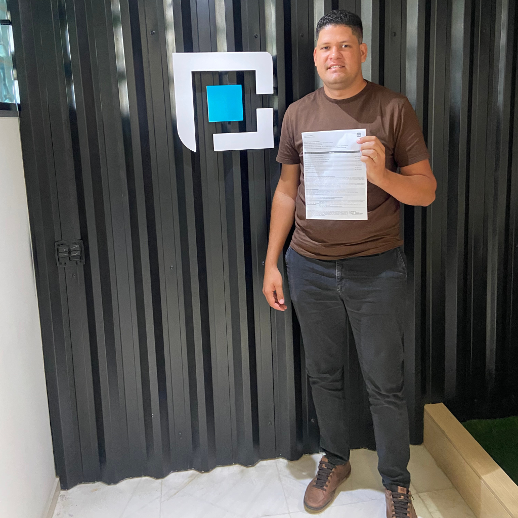 Diego Jhamersson - Cliente satisfeito da Consult Assessoria segurando documento de redução de parcelas