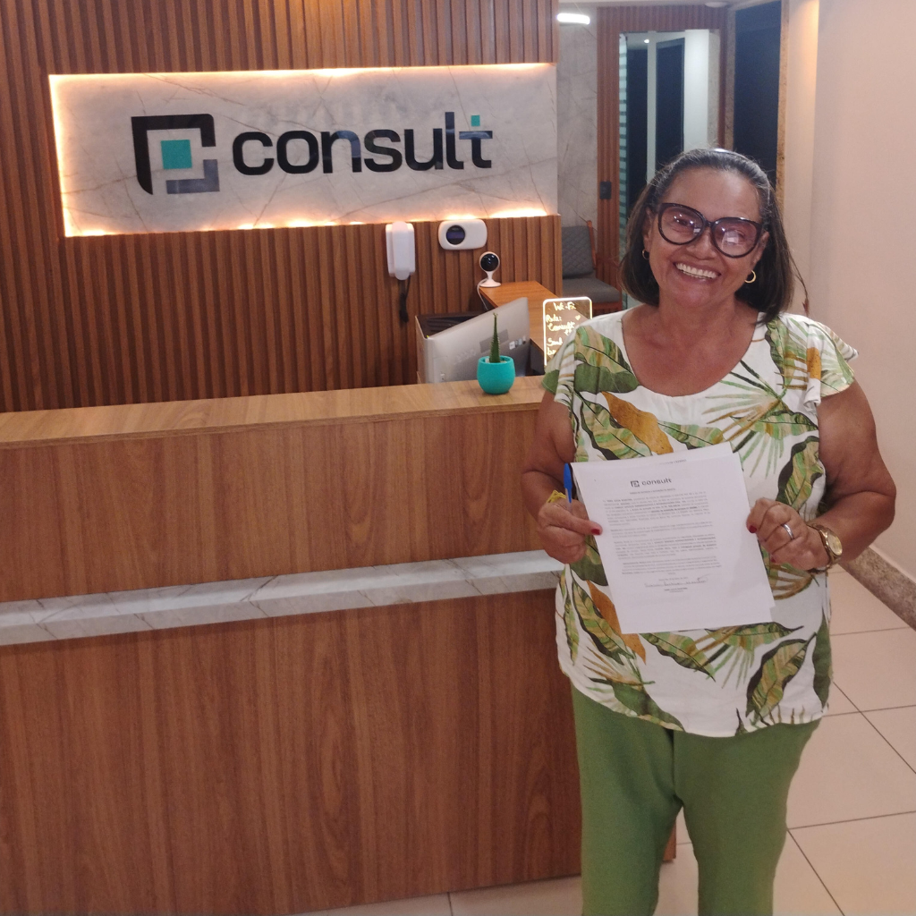 Sara Lucia - Cliente satisfeito da Consult Assessoria segurando documento de redução de parcelas